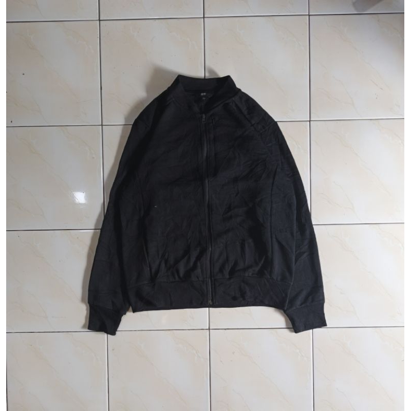 bomber uniqlo hitam