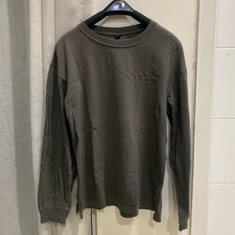 uniqlo grey sweatshirt