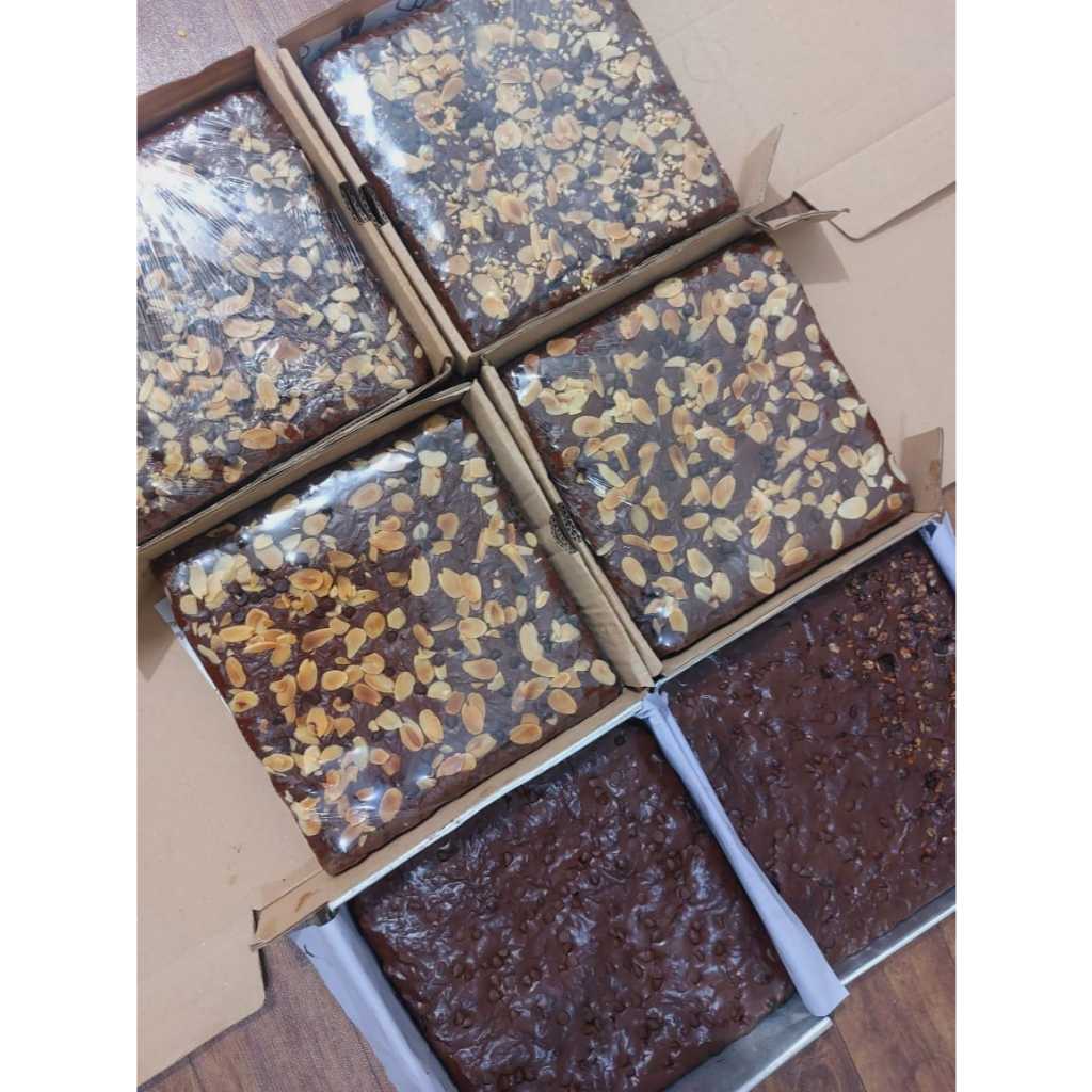 

Kue Bronis Brownies Panggang Premium Signature Classic Fudgy Dark Chocolate Fresh 100% Halal | Classic Brownies Shiny Crust Enak Super Coklat Nyoklat Toping Almond Choco Chip Kacang Cacah Ukuran 20x20 | uk 20x10