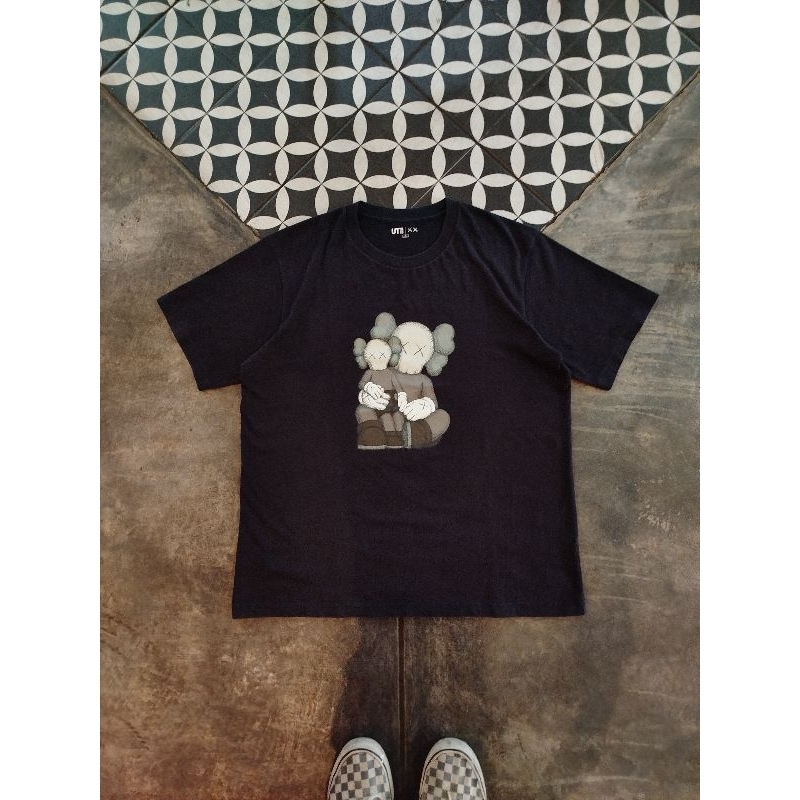 Uniqlo x Kaws 2023 Black T-shirt // Uniqlo kaws second // Uniqlo second // Uniqlo // Kaws second