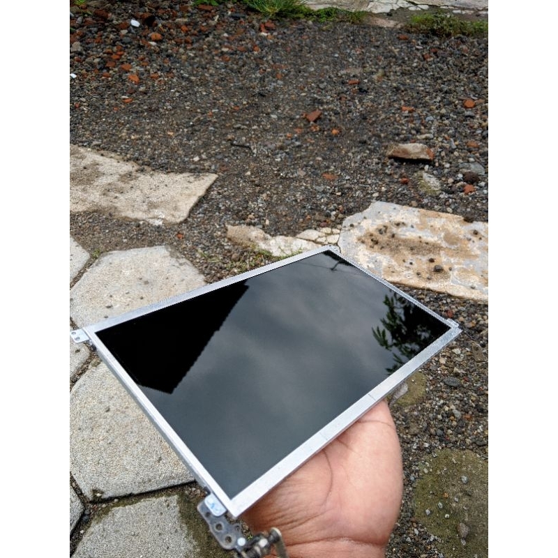 lcd notebook toshiba NB520 original copotan ya bosq, masih bening kayak difoto, janagn lupa pemasang
