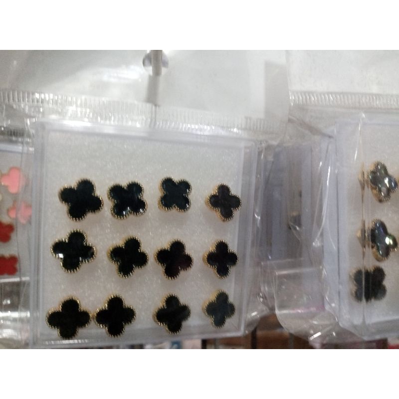 Anting keloper hitam motif bunga kotak hitam