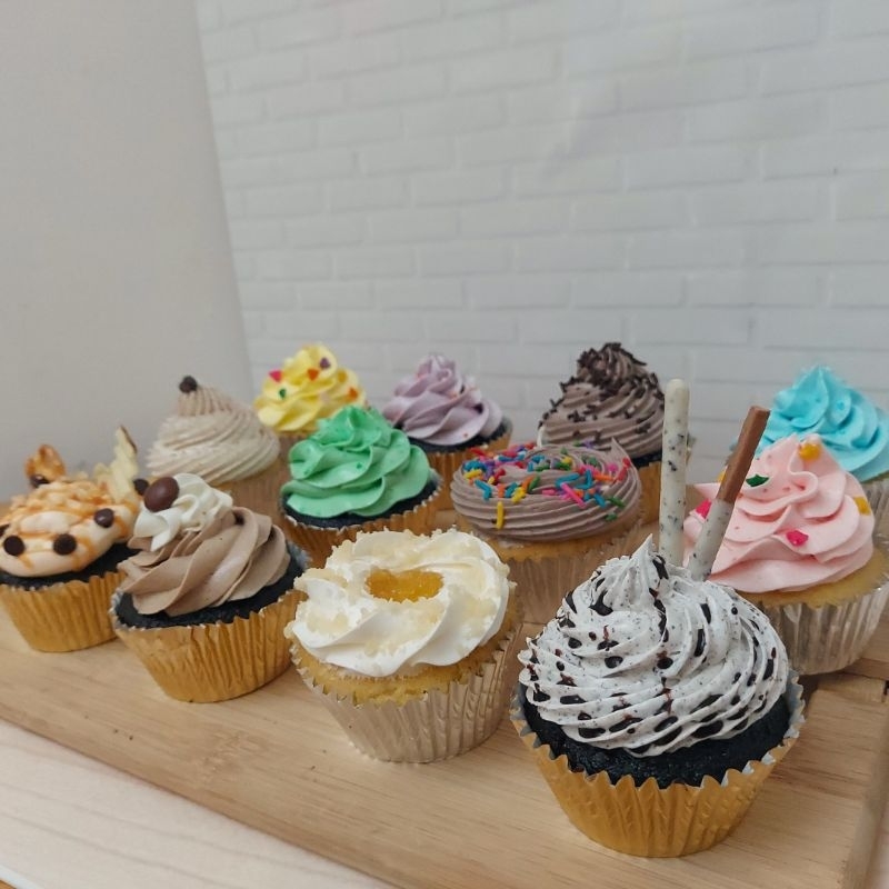 

Regular Cupcakes (pack isi 6), Kue Cup dengan Aneka Rasa Topping Buttercream Enak