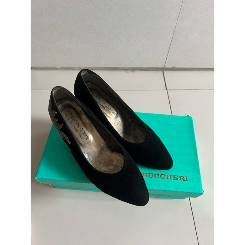 Buccheri Sepatu Hak Rendah Hitam