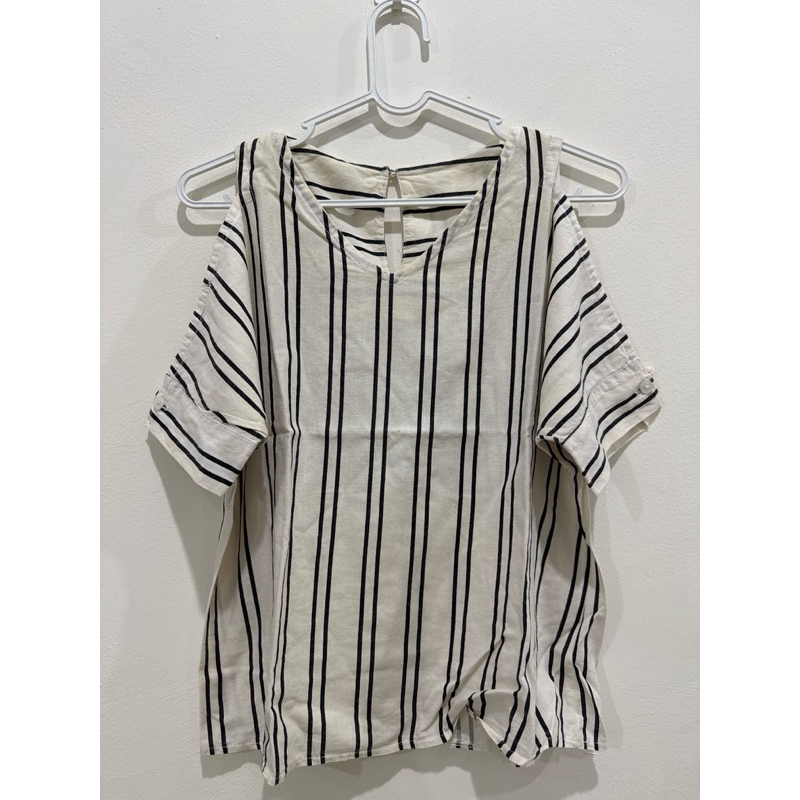PRELOVED Baju Kaos Wanita Sabrina Motif Garis Stripes Hitam Putih