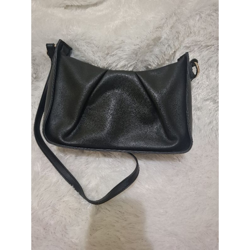 preloved hush puppies heidi sling bag L hitam