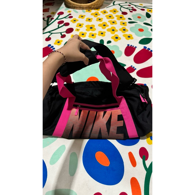 Preloved Nike Gym Bag / Duffel Bag (second)