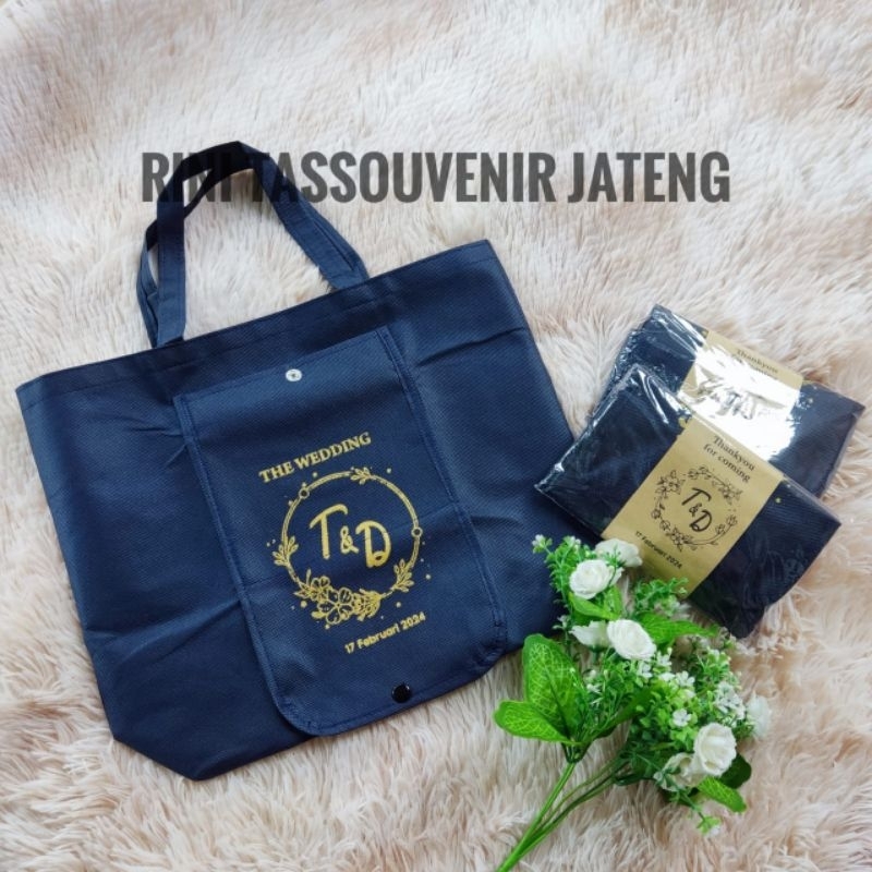

tassouvenir pernikahan model lipat kancing sablon 28*8*30