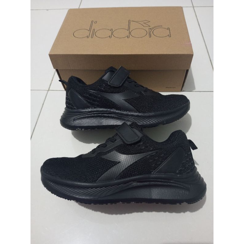 Diadora Sepatu anak full black hitam kazi size 31 32 33 garansi New original