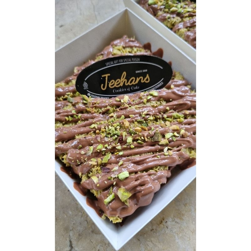 

fudgy brownis kunafa pistacio dessert box