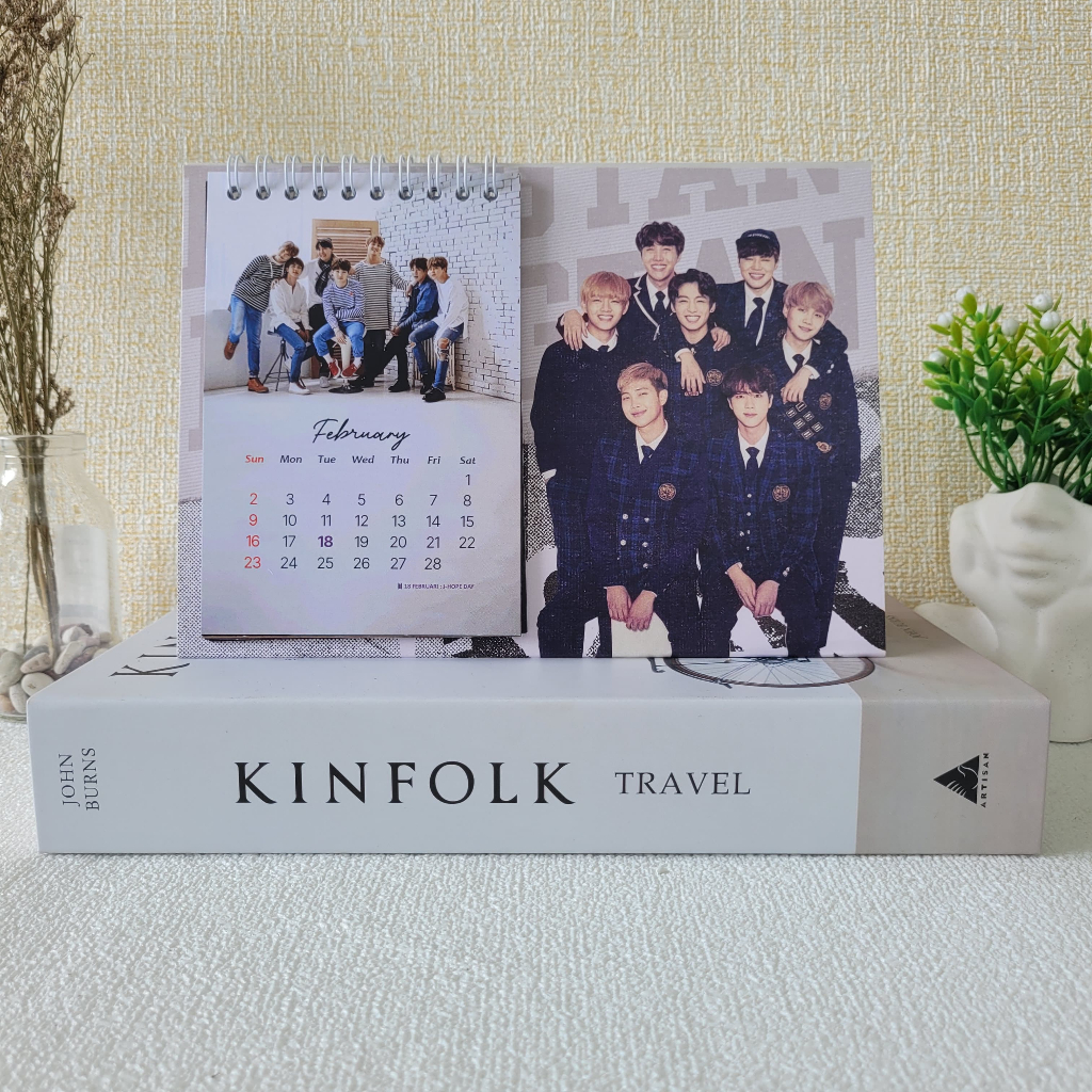 

KALENDER MEJA 2025 BTS COVER