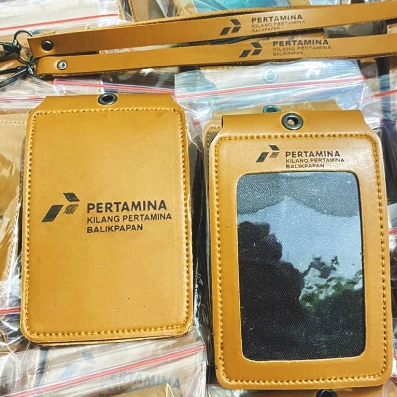 

name tag id card kulit Pertamina, lanyard holder 3 slot kartu maghnet , ( GRAFIR DEPAN BELAKANG + LANYARD/TALI )