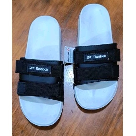 Reebok Sandal Putih dengan Sambungan Hitam