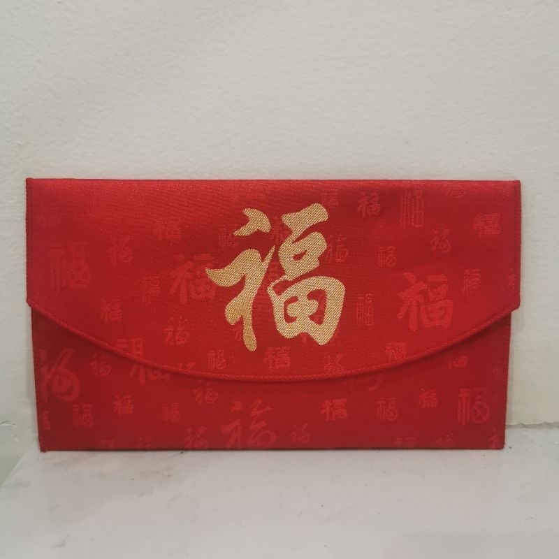 

Angpao kain imlek dengan huruf "keberuntungan