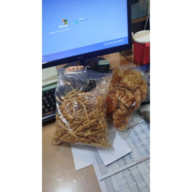 

Kue Bawang dan Kembang Goyang