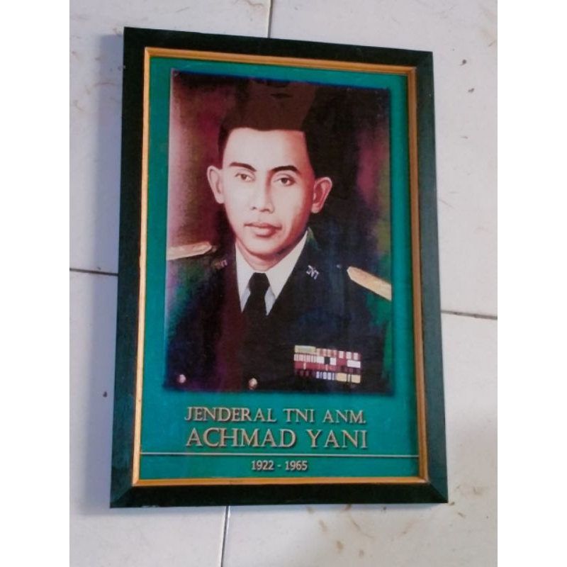 hiasan dinding poster jendral Achmad Yani,si Singamangaraja plus bingkai ukuran 53×35