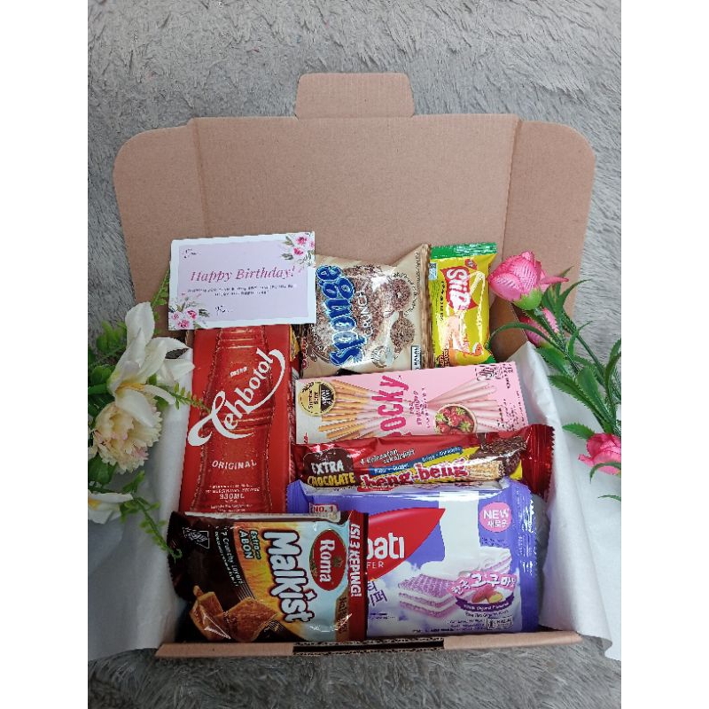 

Hampers Snackbox Paket Hemat/ Kado Ulang Tahun/ Kado Wisuda/ Kado Anniversary