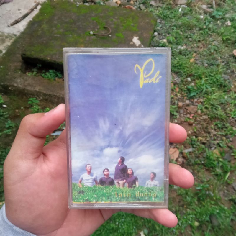 Kaset Padi - Lain Dunia.