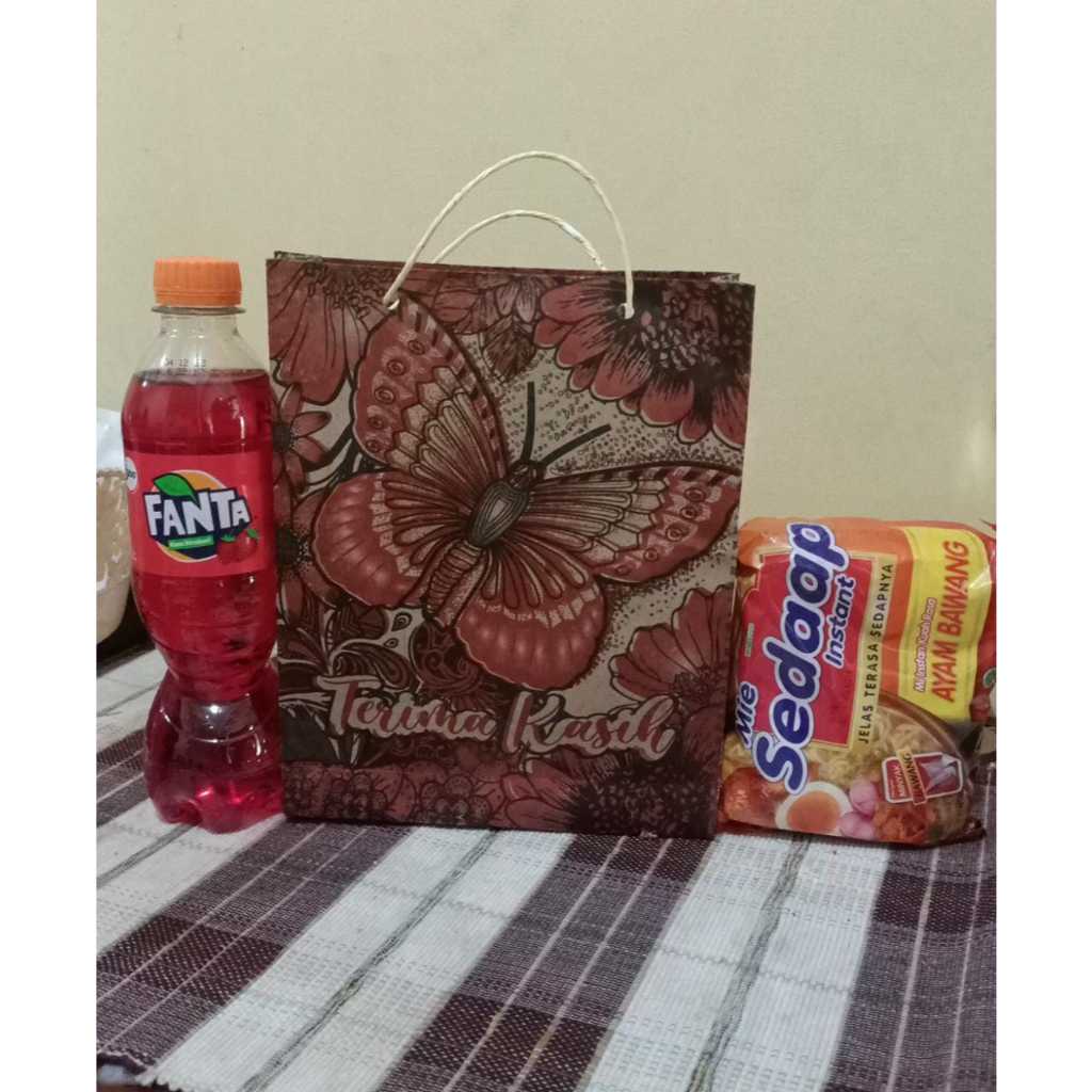 

50 PCS PAPERBAG DUA WARNA MOTIF KUPU KUPU/PAPERBAG HAJATAN TALI BESAR