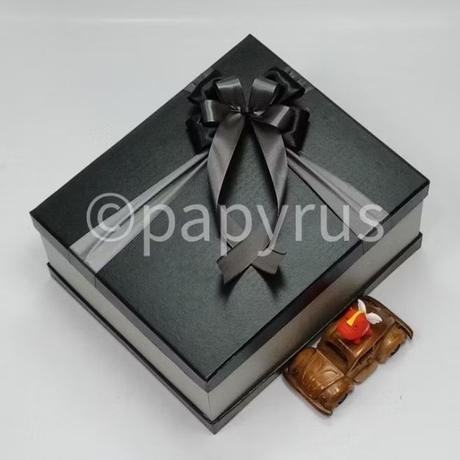 

PAPYRUS Sandwich 25x30 Tinggi 13cm Kotak Kado Gift Box