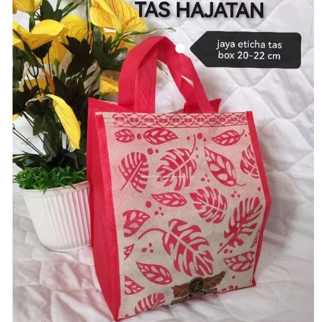 

tas hajatan pita daun talas box 20-22 cm hrga per lusin 12 psc