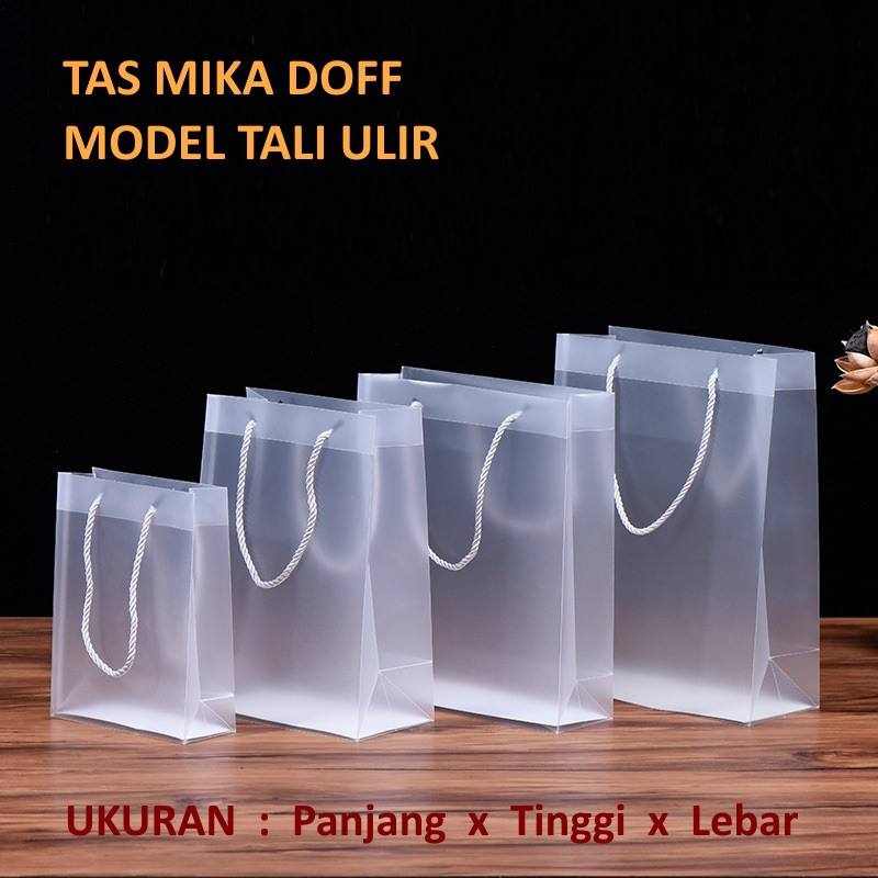 

Tas Mika Polos Transparan Model Tali Ulir | Tas Hampers | Tas Souvenir Doff Polos Tali Ulir