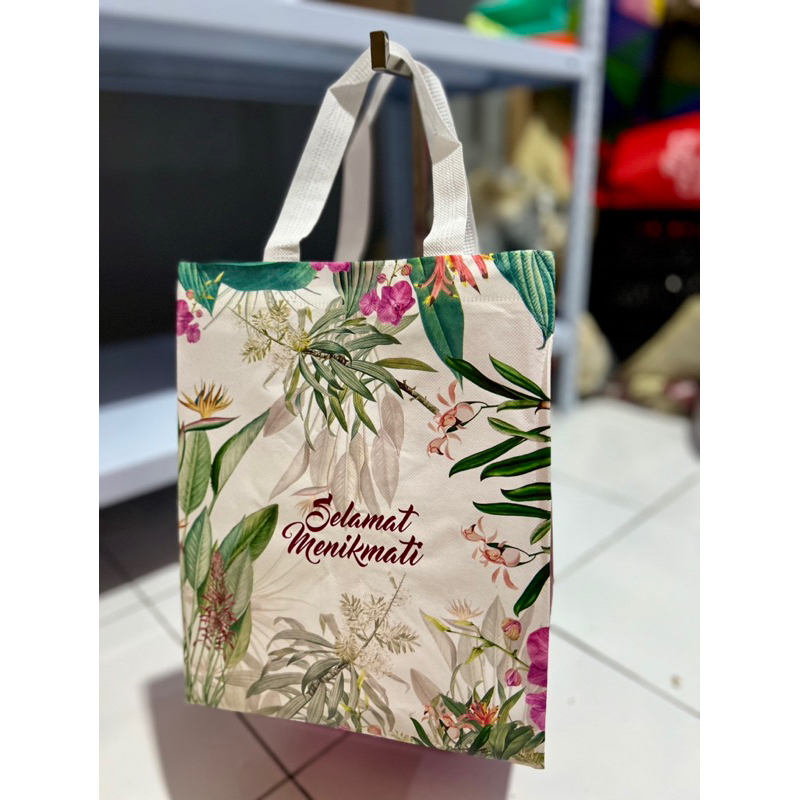 

(1 LUSIN = 12 PCS) TAS HAJATAN SPUNBOND LAMINASI DAUN 22x22 CM / TAS HAJATAN / GOODIEBAG / TAS SPUNBOND TERMURAH / TAS HAJATAN TERMURAH / TAS PARCEL / TAS HAMPERS / TAS BINGKISAN