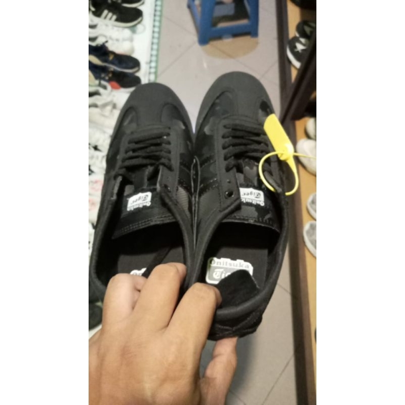 SEPATU SECOND ONITSUKA TIGER BLACK UK 42