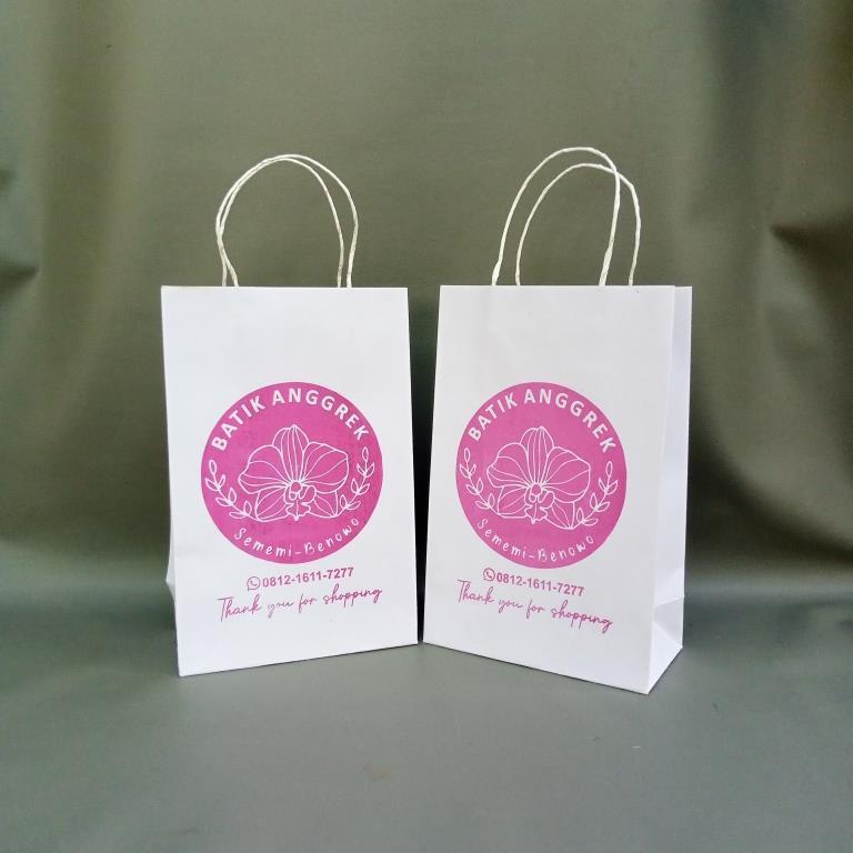 

PAPERBAG KRAFT PUTIH SIZE KECIL,PXLXT 15X9X21, TEBEL, KUAT DAN RAPI tas custom nama souvenir design ulangtahun hajatan pernikahan