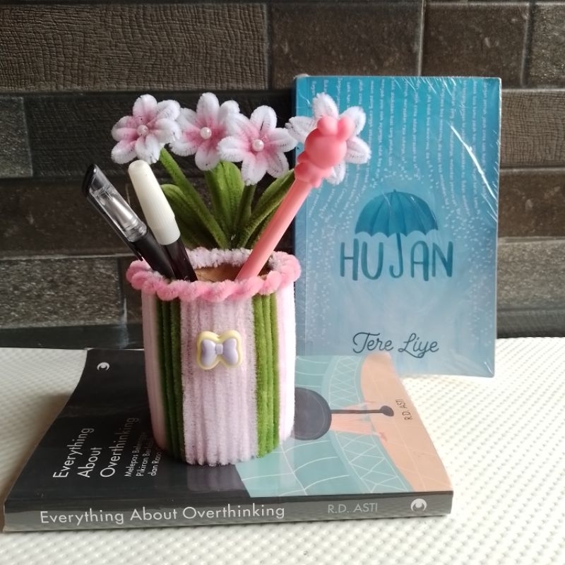 

TEMPAT PENSIL/PULPEN/BOLPOINT DARI BUNGA KAWAT BULU,POT MINI BUNGA KAWAT BULU(PIPE CLEANER) BUNGA MATAHARI,DAYSI DLL