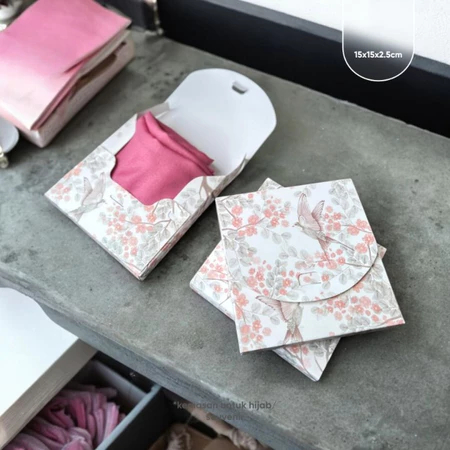 

( 10 pcs ) dus ivory packaging hijab motif bunga dus kemasan hampers pakaian jilbab small blossom size 15x15x2.5 cm