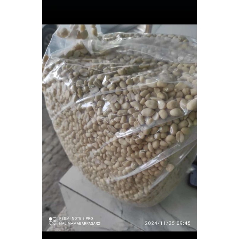 

kacang tanah kupas 1 kg