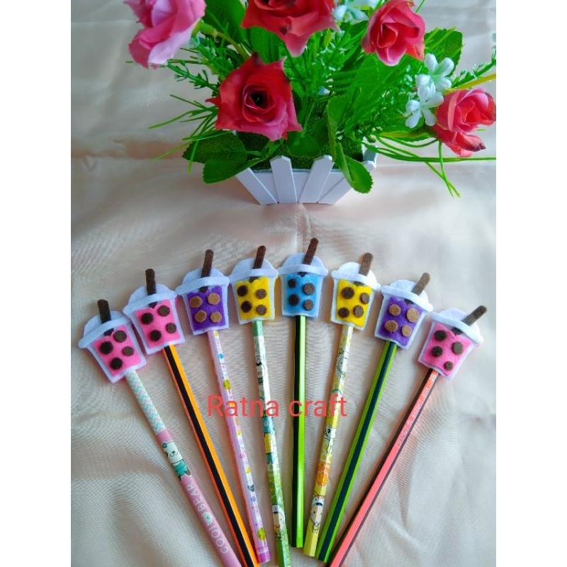 

Pensil Hias Dari Kain Flanel Bisa Copot Pasang