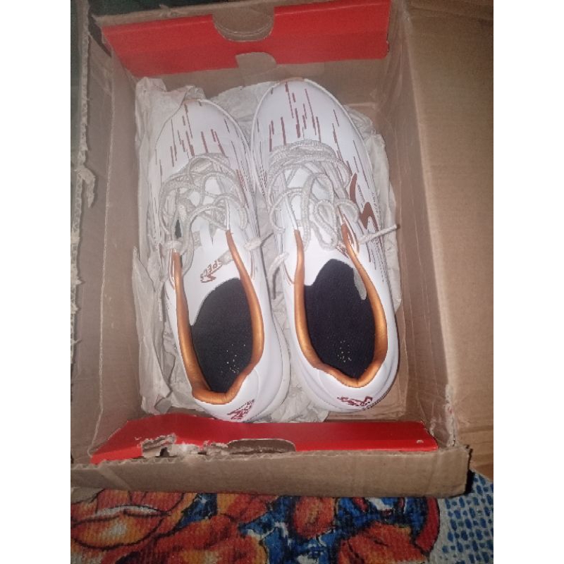sepatu futsal second SPECS lighspeed reborn pale gold 40
