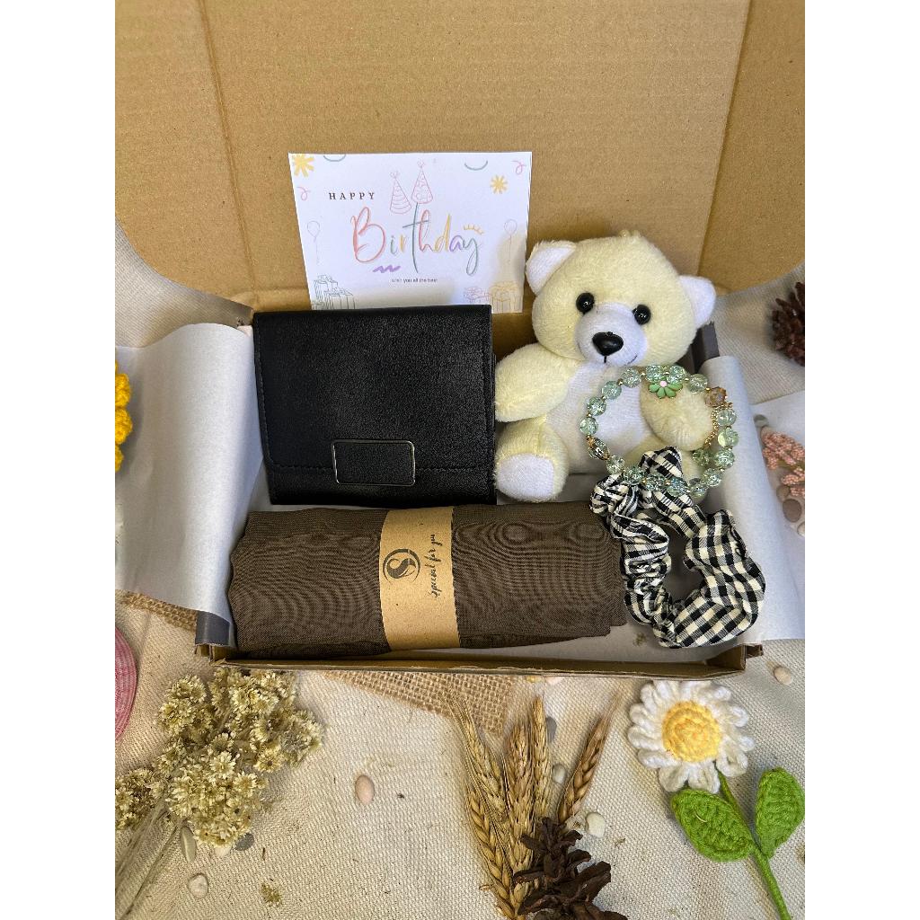 

Hampers Hijab Boneka Dompet Kado Ulang Tahun, Wisuda, Anniversary, Pernikahan, Hari Guru, Hari Ibu dan Idul Fitri