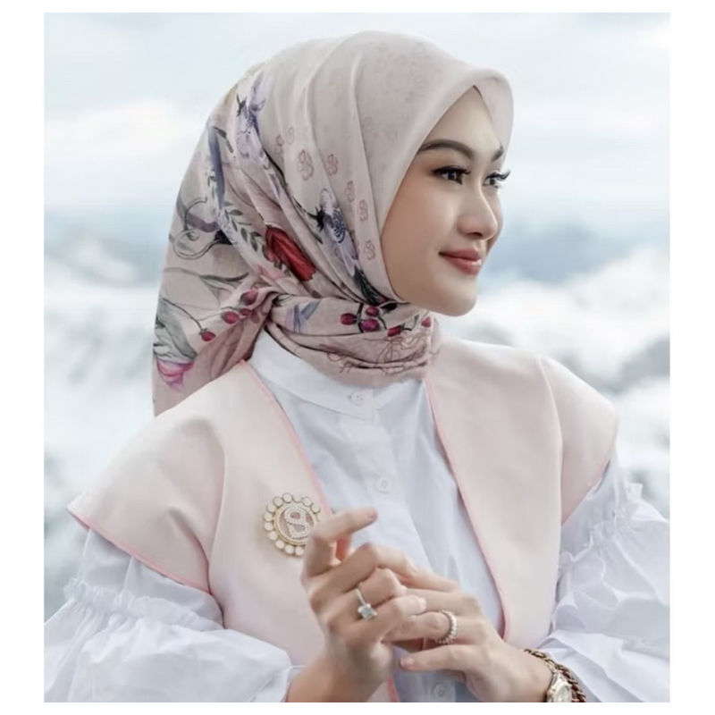 NEW As is item WHS Warehouse Sale Nada Fis Compas Buttonscarves