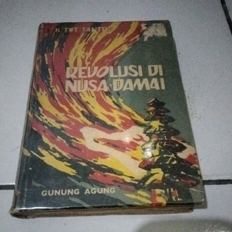 BUKU REVOLUSI DI NUSA DAMAI