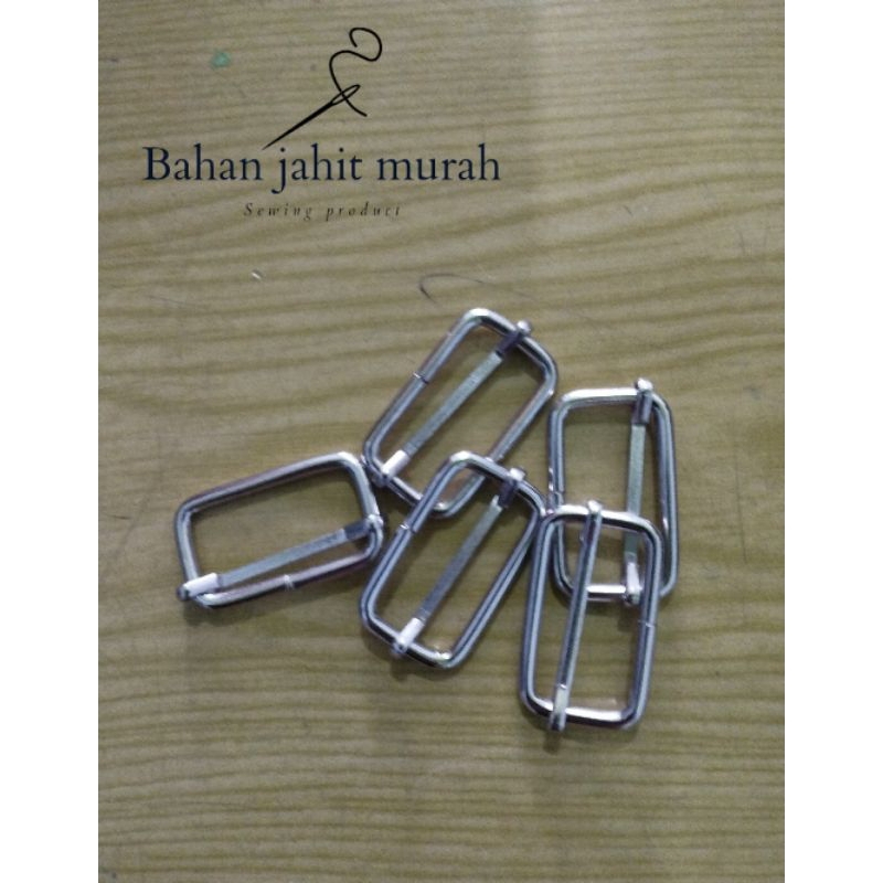 Gesper baju Pramuka wanita