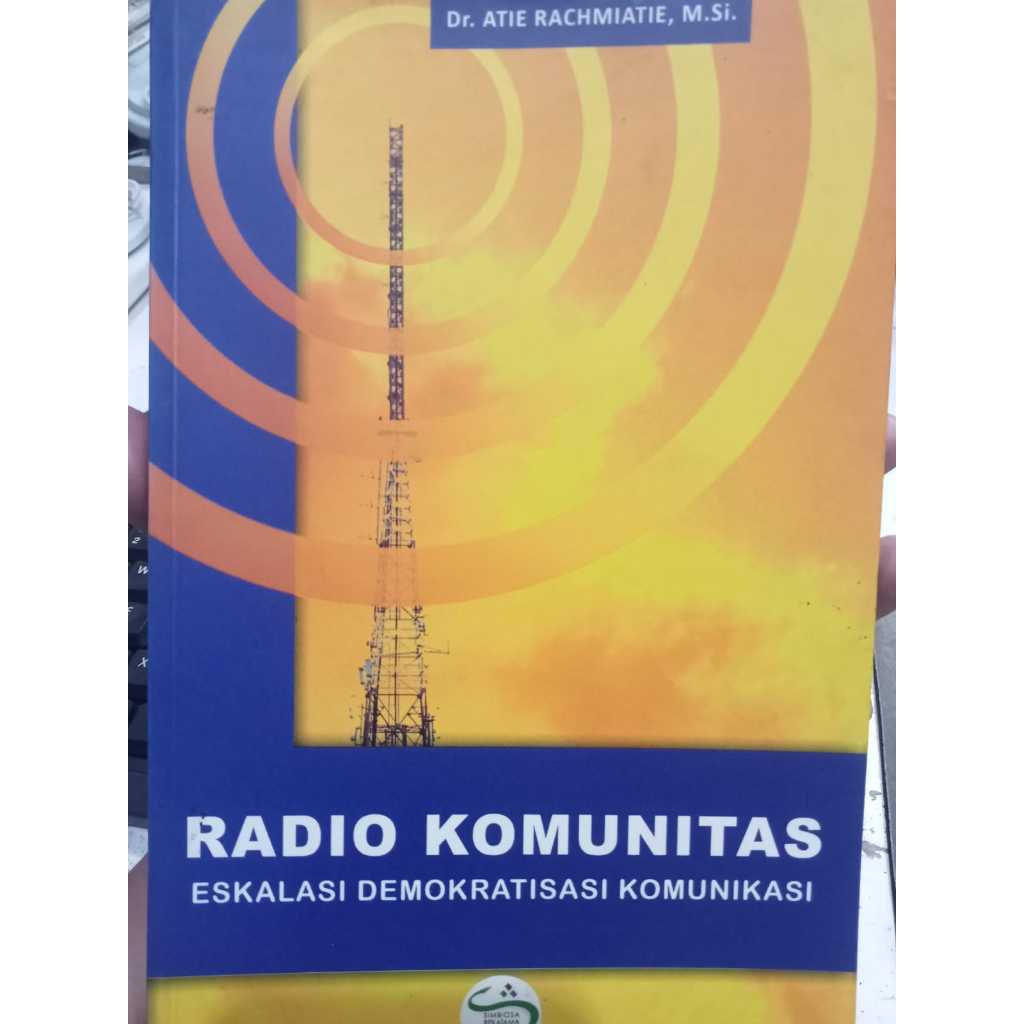 BUKU RADIO KOMUNITAS ESKALASI DEMOKRATISASI KOMUNIKASI