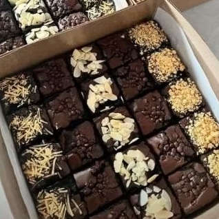

Fudgy Brownies Topping 20x20