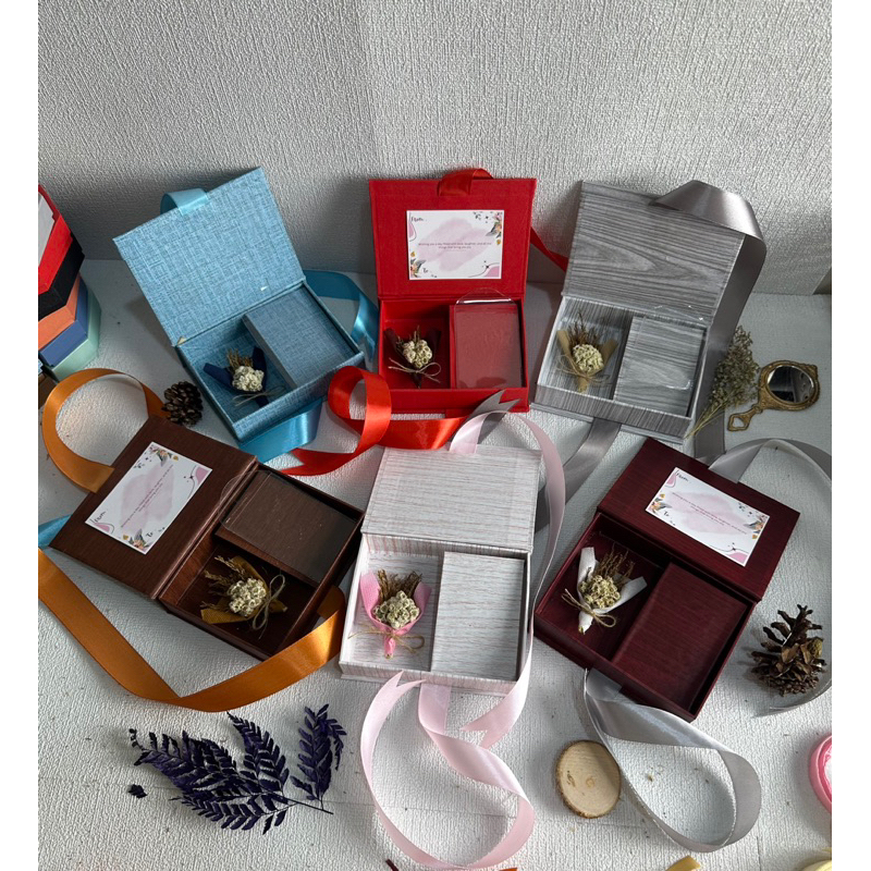 

KOTAK EMAS /LM ANTAM/KOTAM KADO/KOTAK ANTAM/KOTAK LM/KOTAK UBS/KOTAK PERHIASAN. 13,5cm x10,5cm x 3cm bunga random