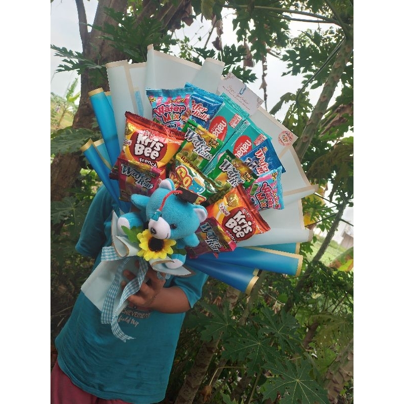 

Buket snack plus boneka wisuda/ buket sempro/ buket wisuda/ buket boneka/ buket snack jumbo/ buket ulang tahun