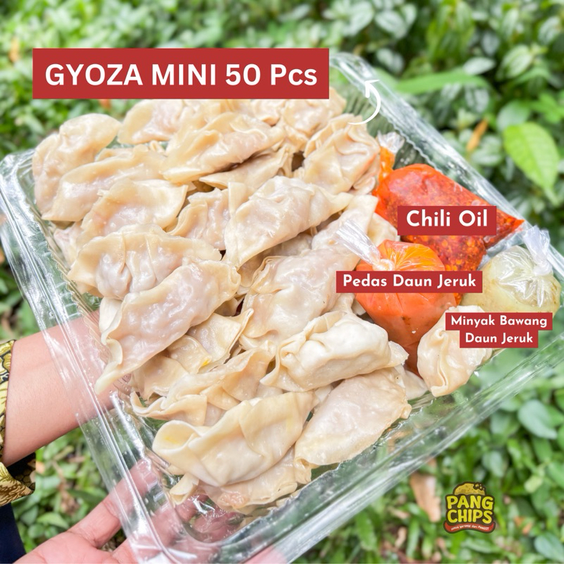 

Gyoza Mini 50 pcs Free Chili oil + Bumbu Pedas daun jeruk Kuah goreng by Kedai Ngemil mas Pangsit