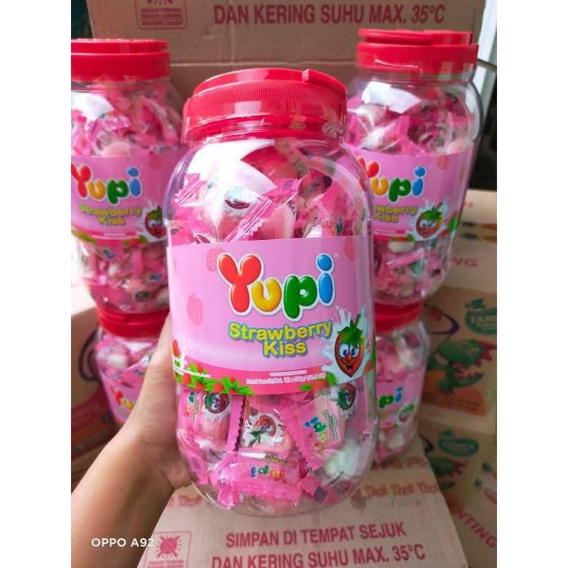 

Yupi Strawberry Kiss Jar 300gr Permen Yupi Rasa Strawberry