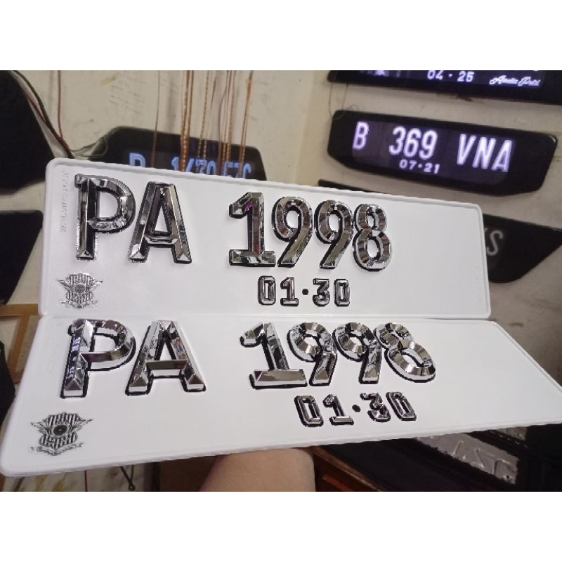 plat nomor timbul dasar putih huruf timbul.huruf hitang gellosi/huruf krum