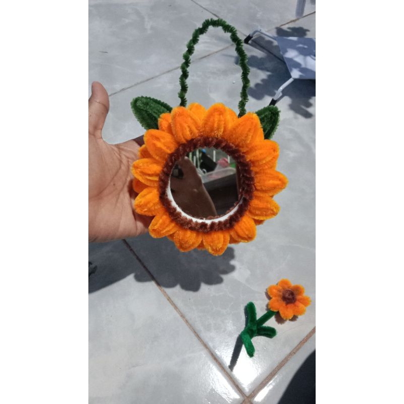 hiasan dinding betuk cermin bunga matahari kawat bulu