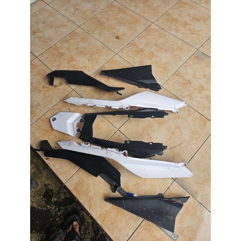 body new vixion belakang set