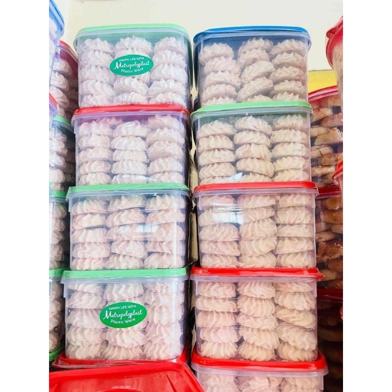 

aneka kue Jember ( kue kacang, Monde susu, lidah kucing, sagu keju )