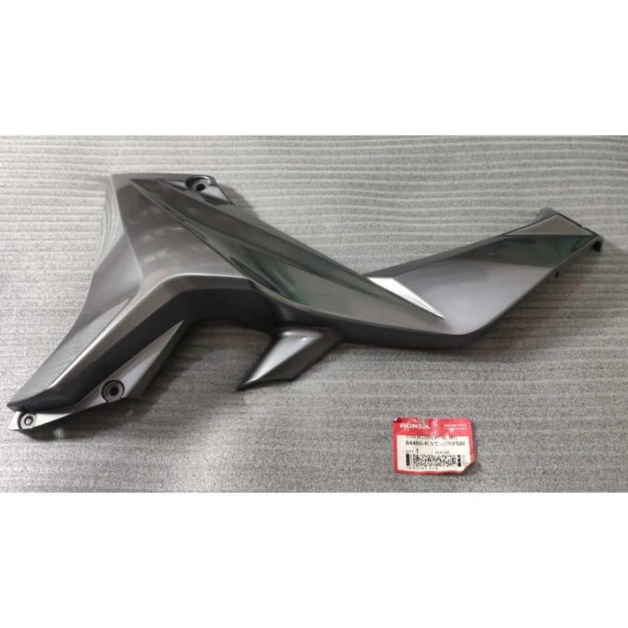 Cover Sayap Kanan Bawah Silver Metalik – Blade 110 Karbu - 64460KWB920VSM