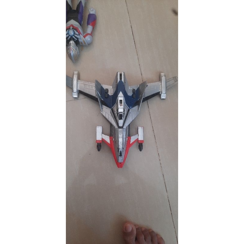 pesawat ultraman dyna